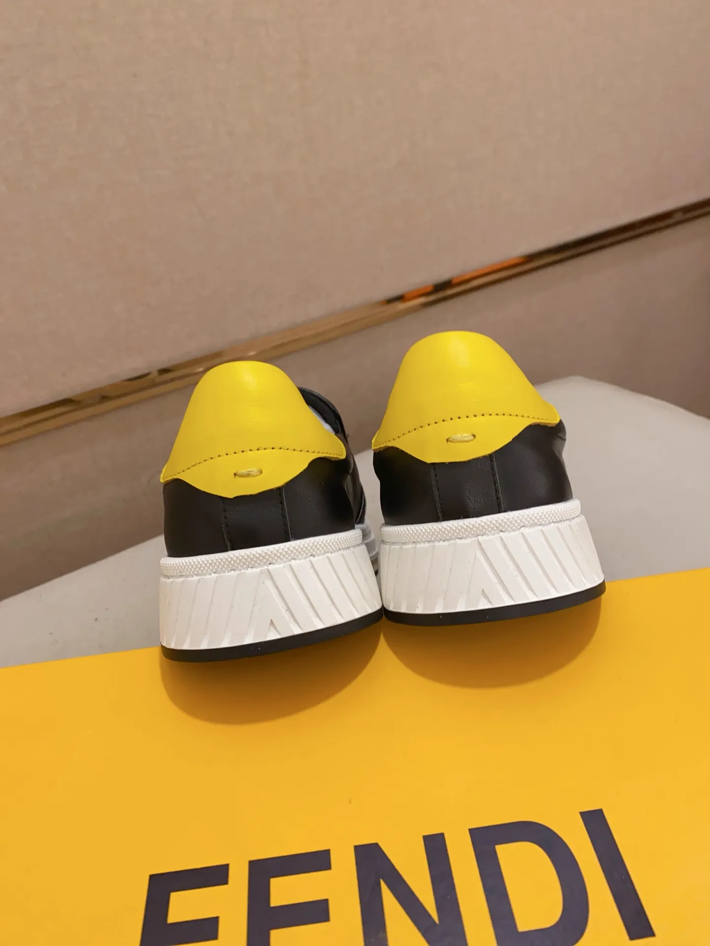 Men's shoes 💰 400💰 (fendi) New style 👊🏻 upper 🇮🇹 imported cowhide fabric 🇩🇪 lining imported sheepskin lining. The original outsole is molded to highlight the identity of every man, and the upper foot is elegant and stable🚶🏻🚶🏻The high-end custom counters reproduce the original version📯No matter the wind or rain, the shoe last remains unchanged and can withstand the verification of time🔍️,🔵 Size: 38-44
